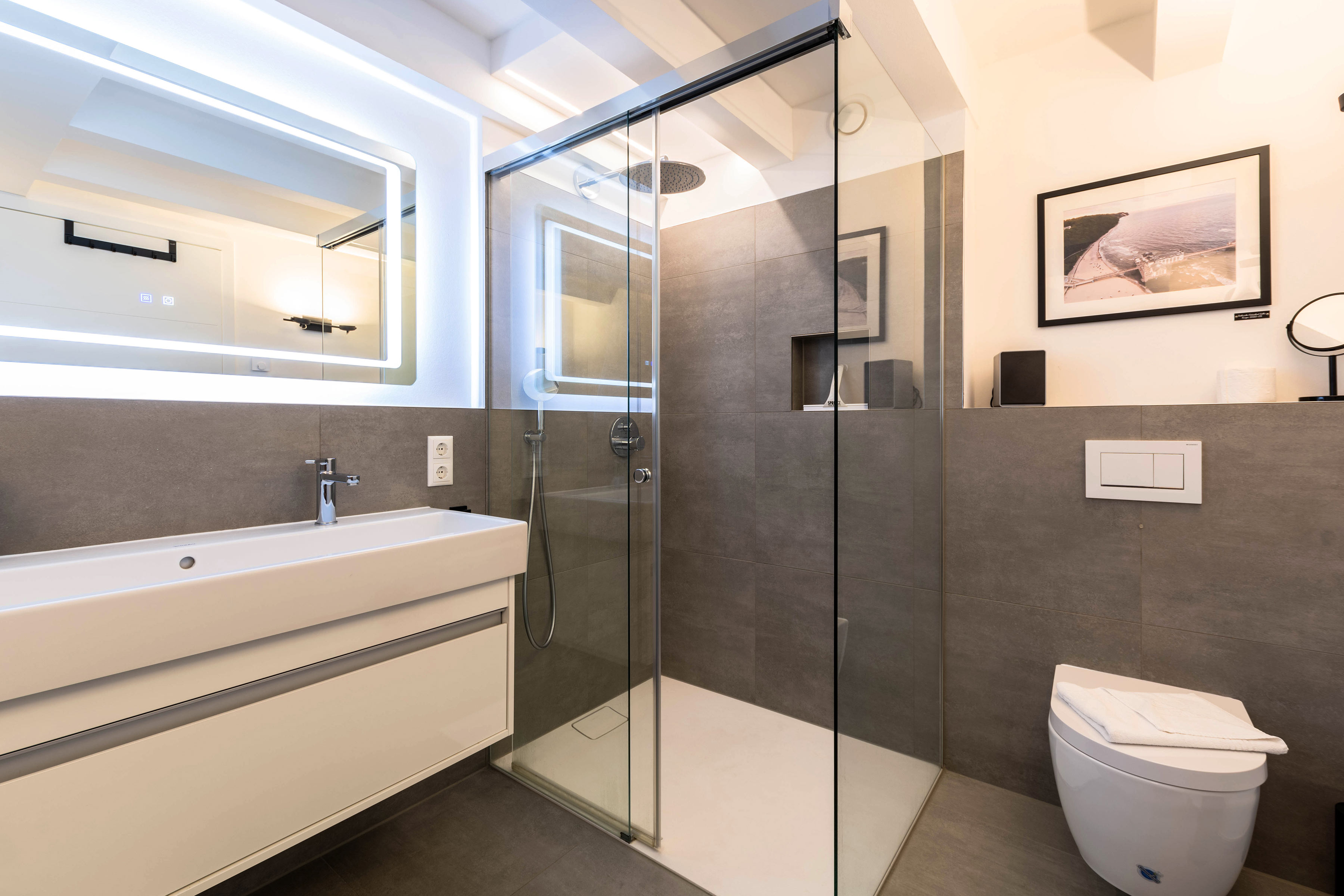 Badezimmer mit Dusche und WC