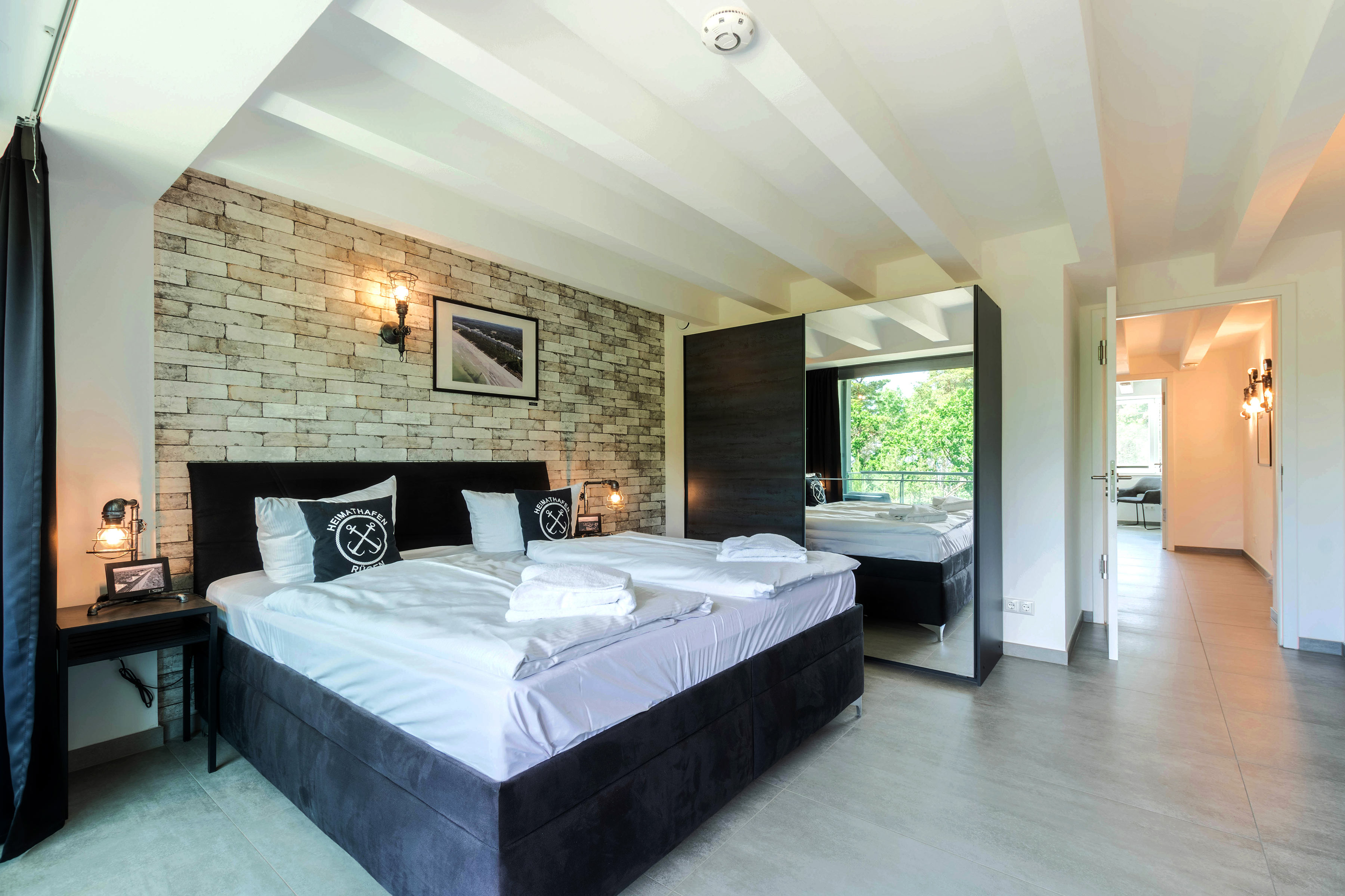 Schlafzimmer 2 Steinwand