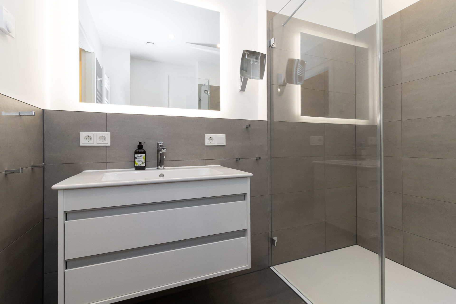 Modernes Bad mit Regendusche