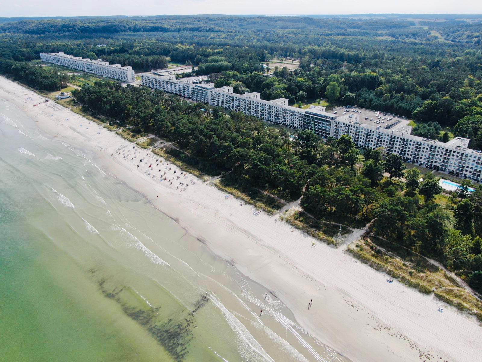 Prora Südstrand – Drohnenaufnahme der Wohnblöcke direkt am Strand und der Ostsee